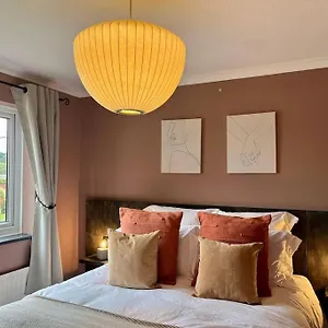 Lovely 2 Bedroom House + Garden Holiday home